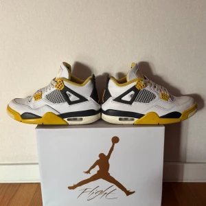 Jordan 4 - Säljer mina Jordan 4 retro white/coconut milk pågrund av att de inte passar längre, de är använda ett fåtal gånger och är i mycket fint skick!