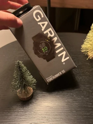 Garmin Forerunner 55 - Garmin Forerunner 55 GPS-smartklocka i svart, komplett med originalförpackning och laddkabel. Klockan är i fint skick med minimal användning, inga synliga repor eller skador. Perfekt för löpning och träning med avancerade funktioner för hälsa och aktivitet.