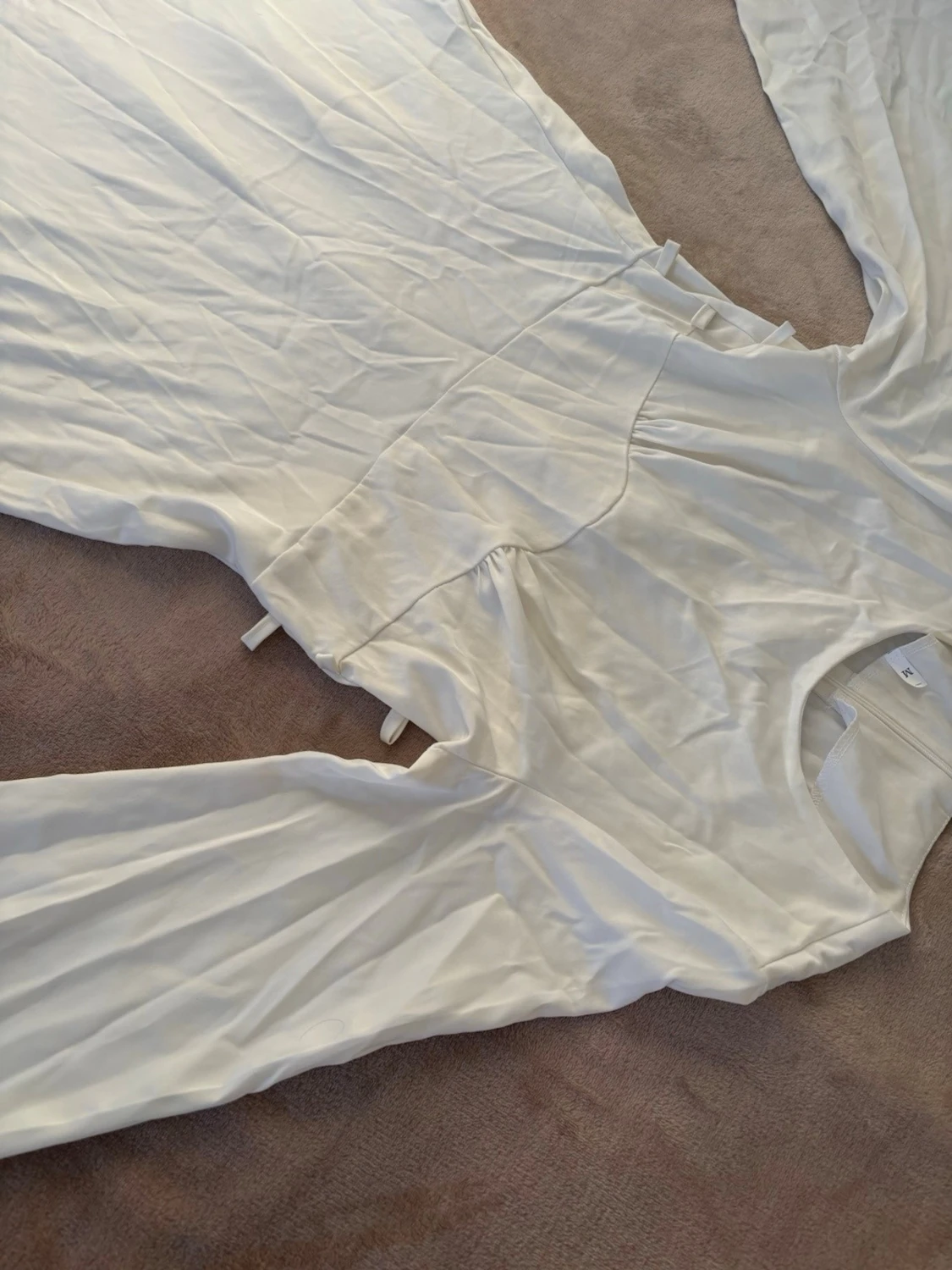 Vit långklänning med långa ärmar - 1