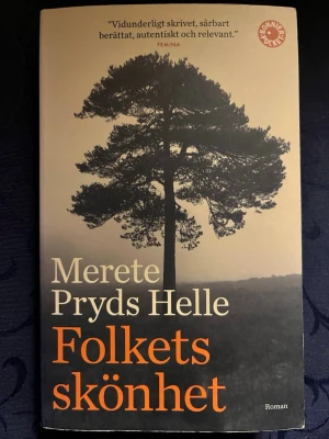 Folkets skönhet - Folkets skönhet är en episk släktkrönika som utspelar sig på den danska landsbygden under 1900-talet. Boken skildrar klassresa, drömmar om storstaden och kvinnors livsöden. Perfekt för dig som gillar starka berättelser och moderna romaner.