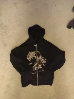 Unik och sällsynt y2k hoodie med najs passform - Y2k helt perfekt skick. Skriv får frågor om mått eller annat. Storlek S. Men passar mig bra som är 180 70kg