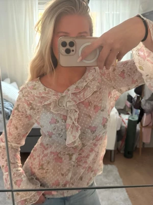 Gullig blus - Super gullig blus som endast är använd en gång. Fina volang detaljer och går att använda i många sammanhang. 