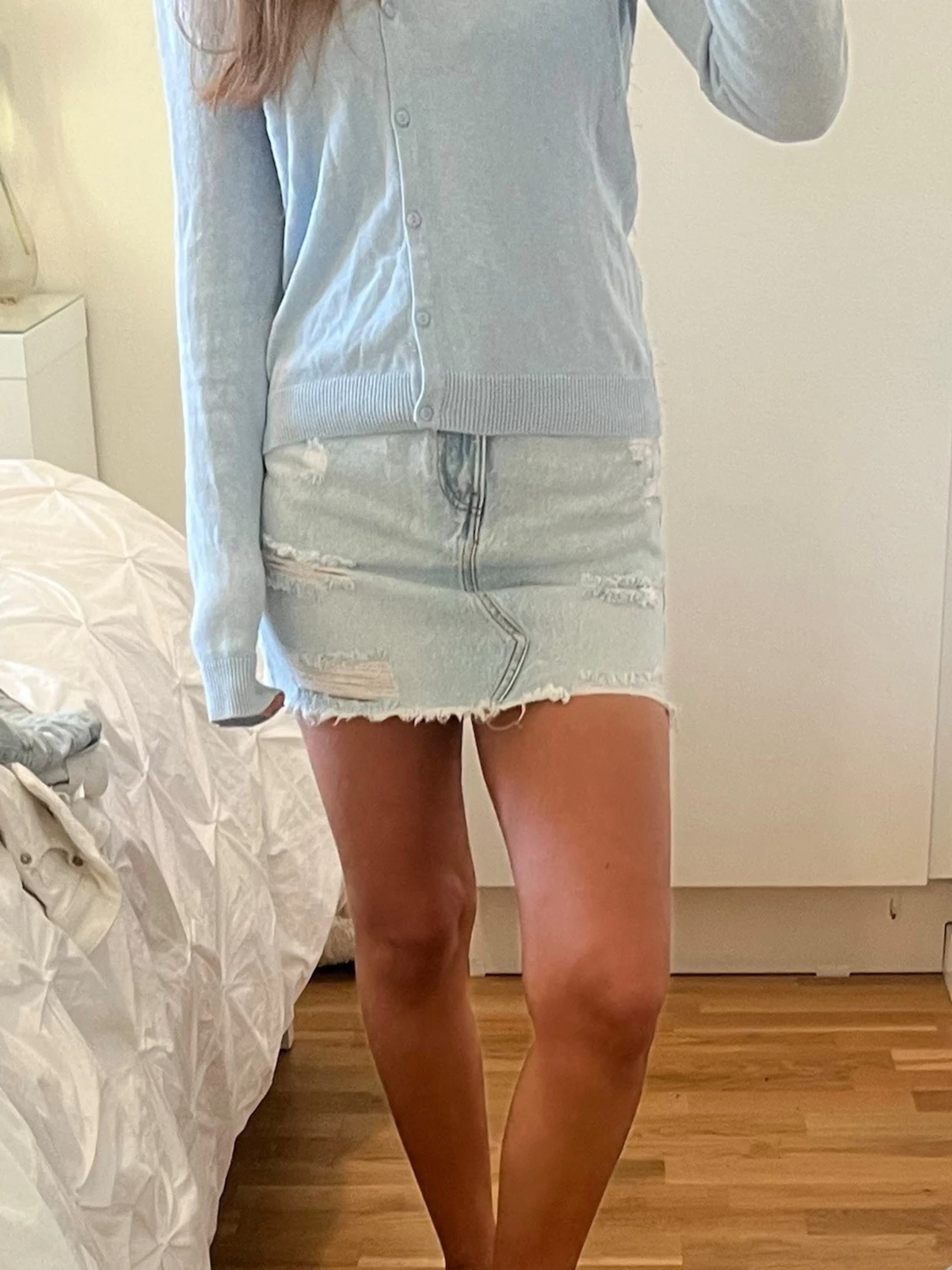 Ljusblå jeanskjol med slitningar - 1