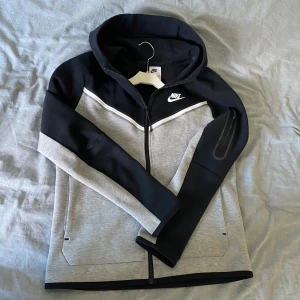 Nike tech fleese - Snygg grå och svart Nike tech fleese i storleken 158/170 cm. Bra skick! Priset ej hugget i en sten.