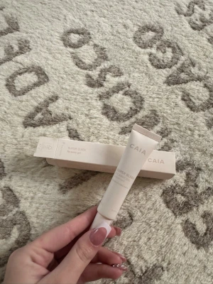 CAIA Super Sleek fly away gel - Fly away gel från CAIA i en stilren beige tub med skruvlock. Perfekt för att forma och hålla ögonbryn på plats. Kommer i en matchande beige kartong med minimalistisk design. Enkel att ta med i väskan och applicera när som helst.