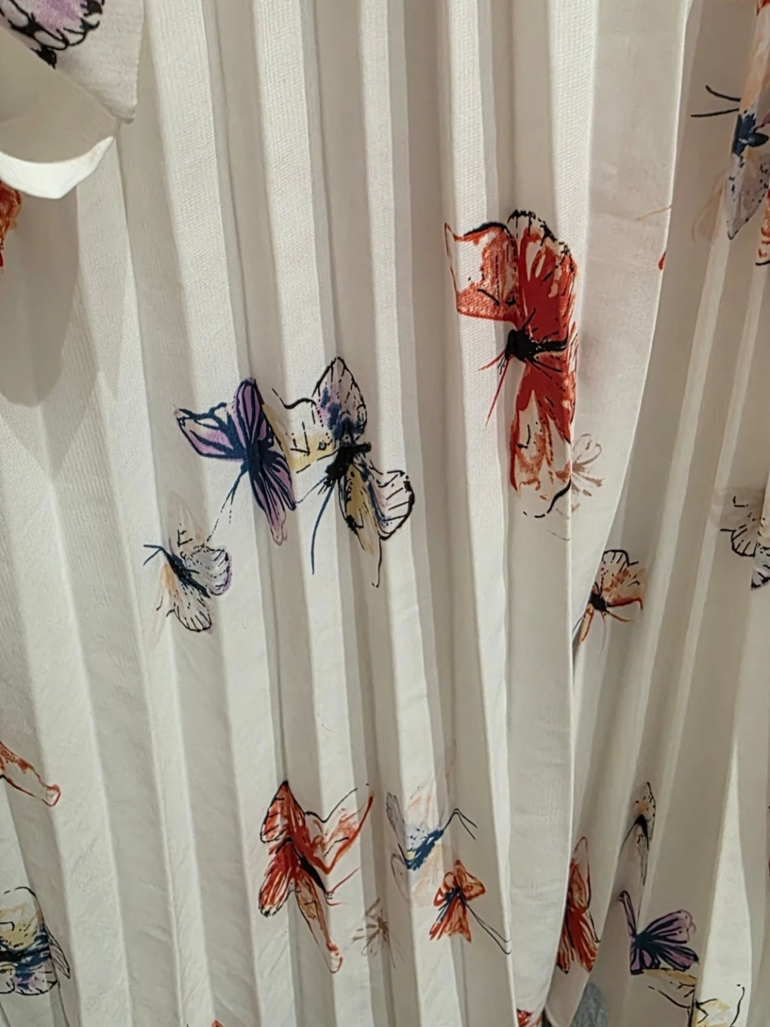 Vit plisserad kjol med fjärilar från Carolina gynning  - 1