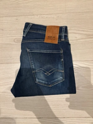 Replay anbass jeans - Riktigt schyssta Replay anbass | Skick: 9,5/10 | Nypris: 1399 kr | Storlek: W30 L32 | Inga defekter 🙌| Hör av er vid minsta fundering 🙌