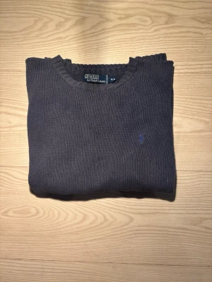 Polo Ralph Lauren tröja - En riktigt fin Polo Ralph Lauren-tröja, perfekt till denna vinter | Nypris: 2199 kr | Skick: 9/10 | Använd bara ett par gånger | Självklart äkta ✅ | Inga defekter | Storlek: M | Priset kan diskuteras! | Hör av er vid minsta fundering 