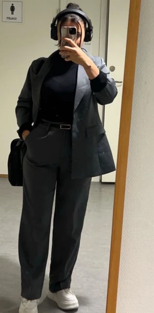 Grå kavaj och kostymbyxor set - Snyggt kostymset med grå kavaj och matchande kostymbyxor i klassisk passform. Kavajen har breda slag, två framfickor och knappar, medan byxorna har bälte och raka ben. Perfekt för dig som gillar stilrena och moderna looks.❤️‍🔥😍