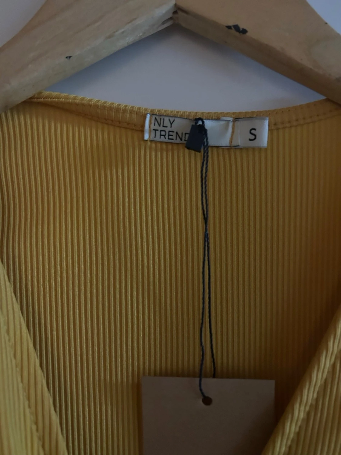 Gul omlottklänning från NLY Trend - 3