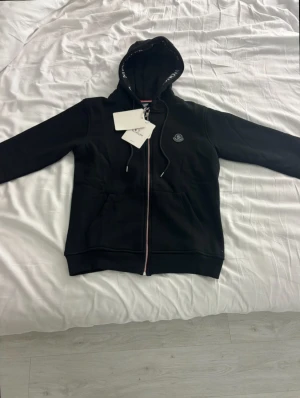 Moncler zip  - Hör av er med prisförslag vid snabbaffär 