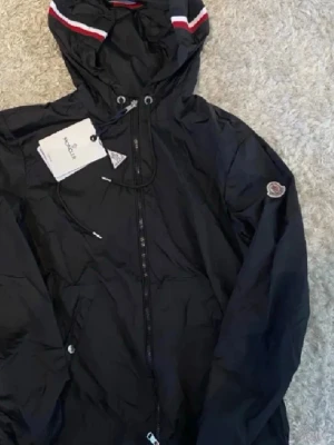SÄLJER BÅDA!!! - Säljer både jackan och tjocktröjan stone island och moncler 