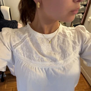 Söt topp från Zara - Jätte söt topp/blus från zara, bara använd några gånger! I storlek 164 