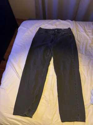 Sweet Skts mörkblå jeans straight fit - Mörkgrå jeans från Sweet Skts med rak passform och klassisk femficksdesign. Broderad logga vid fickan framtill och snygga detaljer vid midjan. Jeansen är tillverkade i slitstark bomull och har en enkel, clean look som funkar till allt.