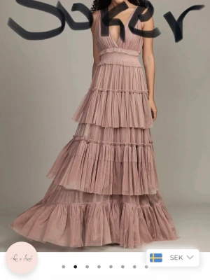 Beige volangklänning från Lace and beads  - Söker denna klänningen från lace and beads. Skriv gärna om ni vet vart man kan köpa i Sverige i minsta storleken!!!