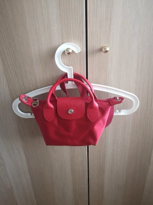 Longchamp väska mini - longchamp väska mini, nyskick, höjd 14 cm,  bredd 32cm vid dragkedjan