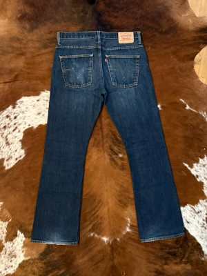 Levis 507 - Tjena! Säljer dessa vintage Levis 507 bootcut, byxorna är i fint skick och är i storlek W33/L34, hör av dig vid funderingar!🙌