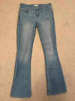  Bootcut jeans från Bershka ljusblå med normal midja - Superfina ljusblå bootcut jeans från Bershka. Klassisk femficksmodell med normal midja och bootcut/straight ben. Tillverkade i mjukt denim-material. Stl S/36💕