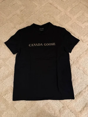 Canada Goose Tröja – Svart - Canada Goose Tröja – Svart 👕 Storlek: M 🖤 Färg: Svart 🔄 Skick: 8/10 – bra skick, inga hål eller fläckar 💎 Märke: Canada Goose 