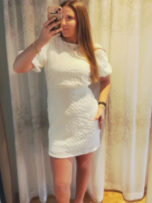 Vit kort puffärmad klänning med rosett - super fin student klänning, helt ny endast testad!👩‍🎓💙💛nypris 500kr säljer för 400