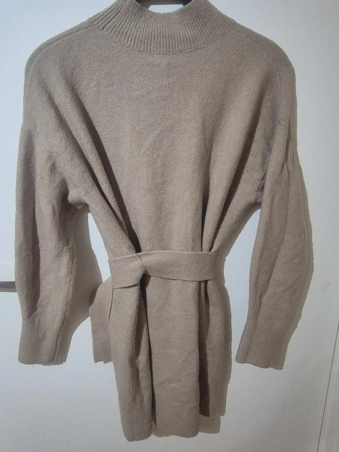 Beige klänning med bälte - 6