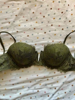 Intimissimi olivgrön bh - I modellen Sofia. Denna färg säljs inte längre. Den har använts ca två gånger men är som ny! Säljer även matchande trosor i strl S på min profil (helt oanvända med lappar kvar)! 