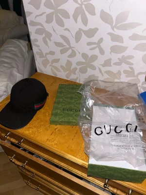 G keps svart - ● Den är lite använd men det syns inte. Lådan är inkluderad 👍  ● Storlek: No Size.   ● Fraktar inom 24h, så att du får paketet så fort som möjligt! 📦 Vid frågor eller intresse, dm. 😁