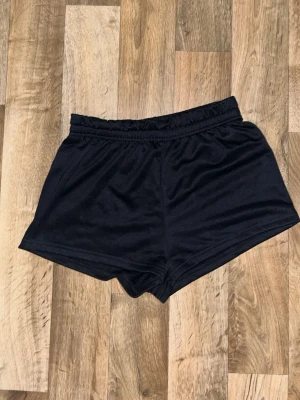 Svarta loose shorts med resårmidja - Säljer ett par svarta shorts med loose passform och elastisk midja. De är enkla och stilrena, perfekta för chill dagar eller träning. Använd några gånger och är från SHEIN 