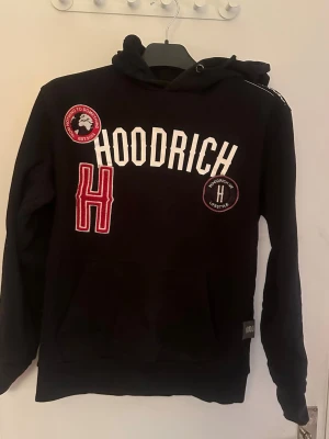 Hoodrich hoodie – svart, strl S - Svart hoodie från Hoodrich i storlek S. Skön passform med tryck och patches framtill som ger en nice streetlook. Använd men i bra skick, inga konstigheter.  Perfekt till vardags eller chill outfits.