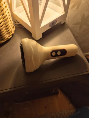 Massage och kopping maskin, strama upp huden - Denna maskine är toppen när du behöver lite extra maskin på visa delar av kroppen där denna maskinen har en kopping metod att den suger sig fast i muskeln då du kan dra den bort, perfekt på benen för att strama upp huden eller låren plus vader. 