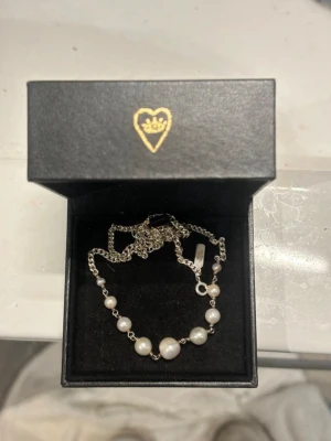 Maria Nilsdotter smycken - Säljer dessa tre omhändertagna smycken från Maria Nilsdotter. Såå fina att kombinera tillsammans då pärlhalsbandet är längd 45 och halvhjärtat 50 cm med helt ny kedja till. Kan även tänka mig att byta mot annat från Maria Nilsdotter med samma värde❣️skriv för fler bilder eller vid funderingar😇