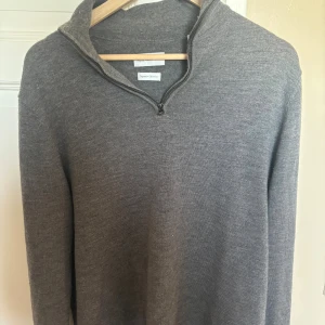 Grå merinotröja med half zip These Glory Days -  tröja från These Glory Days, lite nopprig 