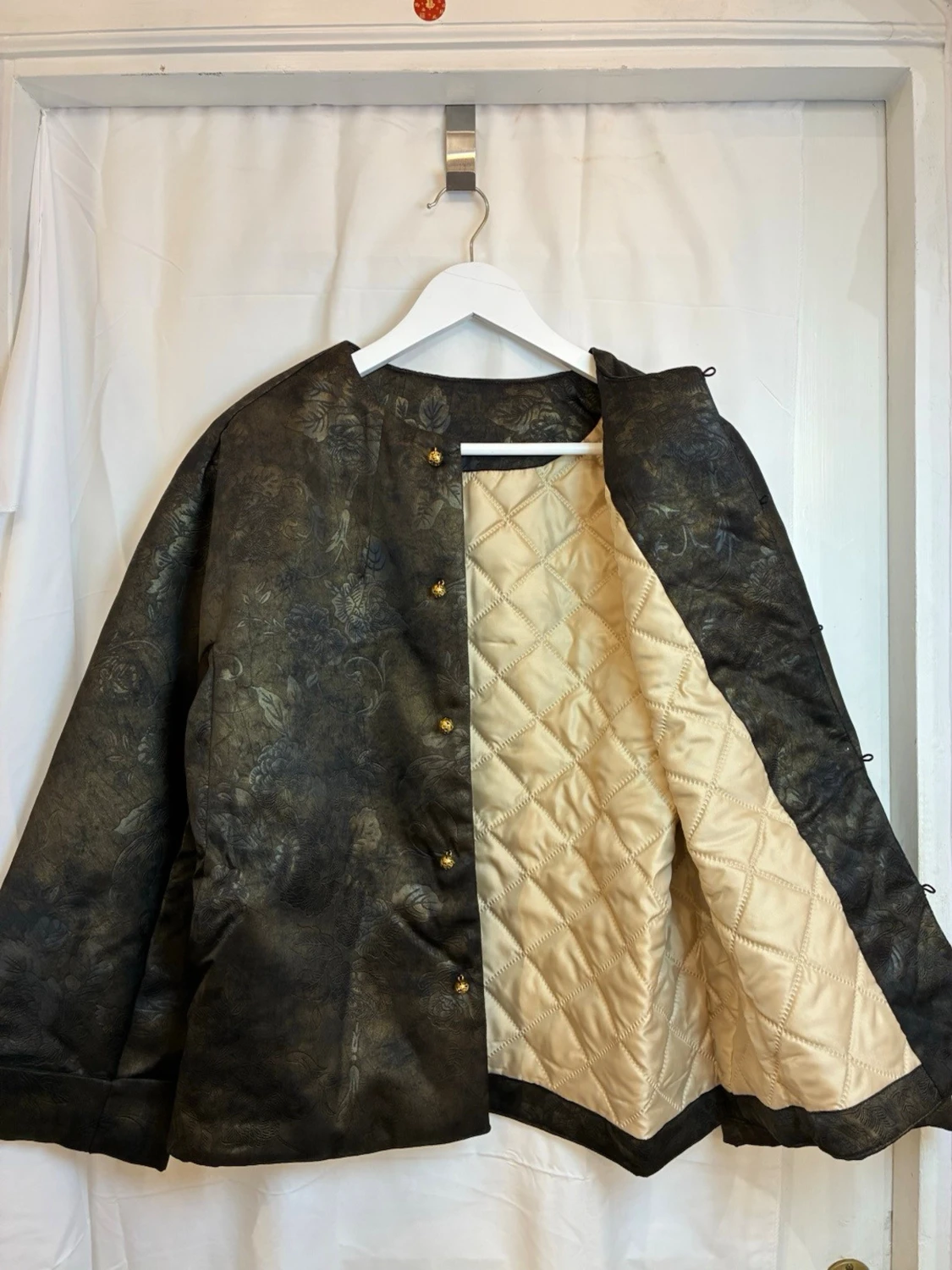 Svart vadderad jacka i 100% mullbärssilke - 5