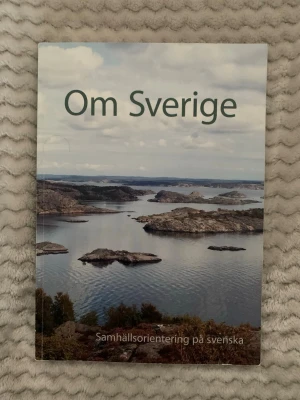 Om Sverige - Upptäck Sverige och lär dig om samhället! Den här boken är perfekt för dig som är ny i landet och vill förstå hur myndigheter, lagar, utbildning och hälsa fungerar. Skriven på svenska och fylld med praktisk info för unga vuxna.