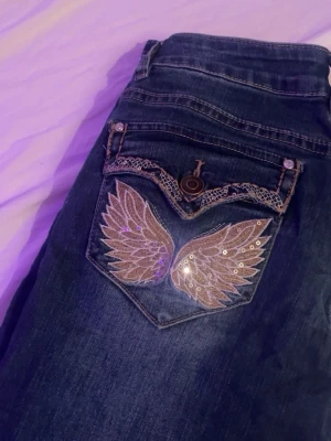 bootcut jeans från madlady  - Ja säljer dessa supersnygga bootcut jeansen från madlady, köpta för 800kr. Dessa är i storlek 34/reg och passar mig perfekt i längden (är 166). De har dock blivit lite slitna längst ner vid hälen (se sista sidan). Jag tycker om de här byxorna supermycket men de har tyvärr blivit lite för tajta runt midjan och måste sälja🙃