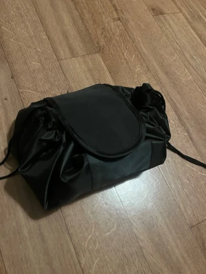 Svart necessär  - En helt oanvänd necessär, passar bra till både smink och hudvård.  (Har väldigt många necessärer därav säljer jag 