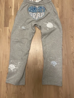 Mjukis set - Fet sett från gravity grab. Hoodien är zip och byxorna är loose fit. Perfekt för en chill outfit. Dom har motiv med färg som har ”spillts” på dom för en design. Båda ingår i priset har även original påsarna dom kom i. Fint skick. Storlek S. 