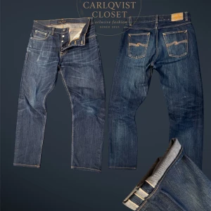 Nudie Jeans Steady Eddie II Dry Selvage - Jag säljer ett par Nudie Selvage jeans i modellen Steady Eddie ll dry Selvage ||Nypris 2500kr || Dem har snygga fades och används under tid || Skick: 9/10 || Dem är uppsydda så att dem är ungefär 30 inch i längd alltså är jeansen ungefär 32/30 i storlek || Mått (+,-) Längd 100cm Midja 43cm  Lårvidd 29cm Innerbenslängd 70cm Benöppning 18cm