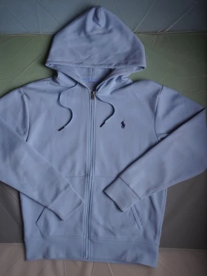 Ljusblå zip up Polo Ralph Lauren  - Ljusblå Polo Ralph Lauren zip up som både är mjuk och bekväm
