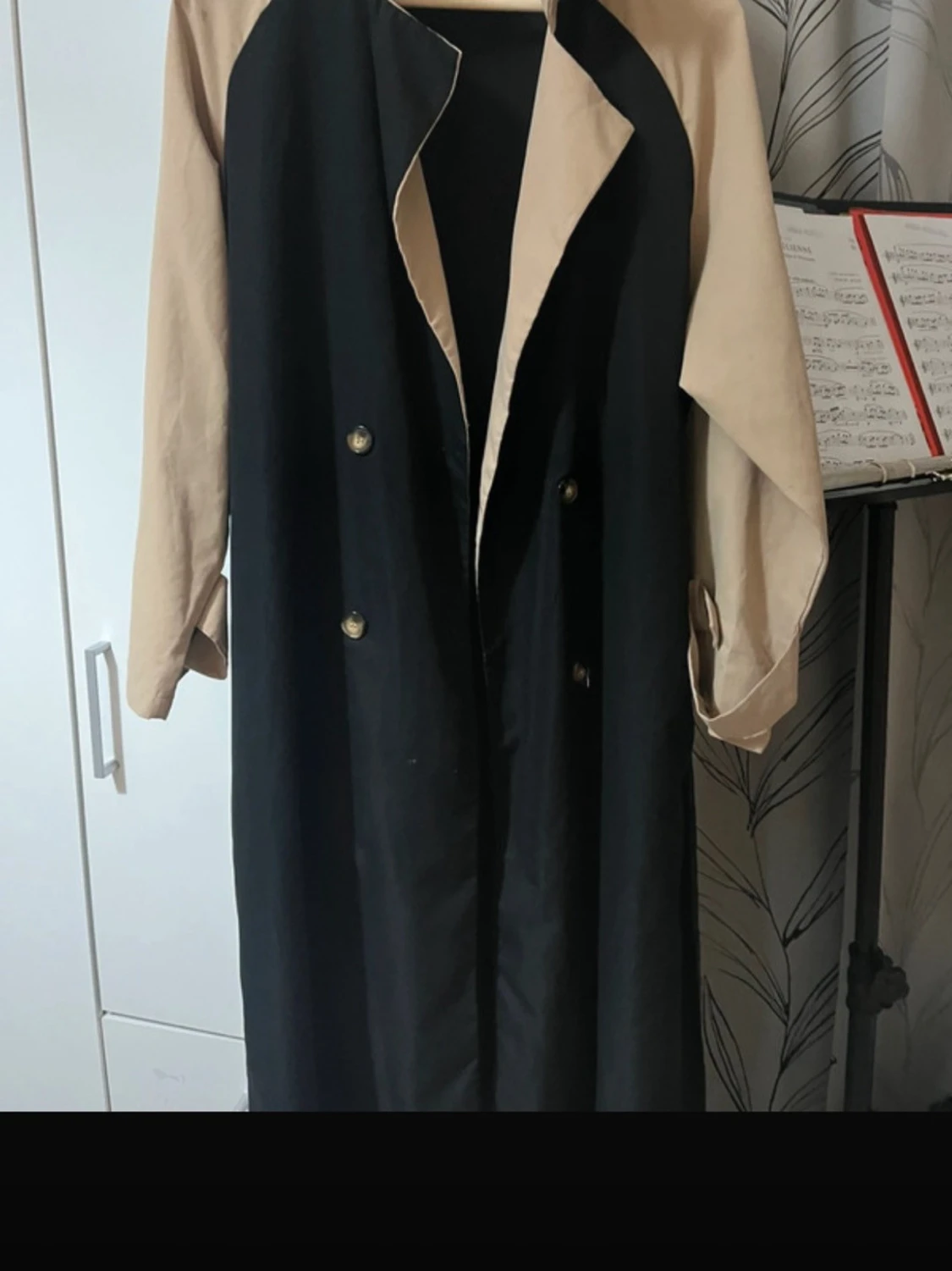 Svart och beige trenchcoat med bälte - 1