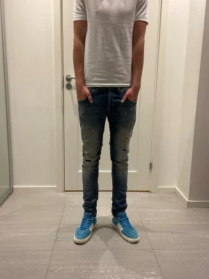 Dondup Jeans  - Säljer nu dessa Dondup Jeans med snygga slitningar i populär design, skriv för fler bilder/frågor🙌🏼