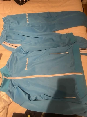 Palm angels tracksuit ljusblå  - Palm angels ställ med byxor och tröja. Se bilder för skick(: