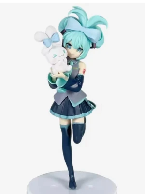 hatsune miku  animefigur - Bilden visar en animefigur med blått hår och stor rosett, klädd i en klänning med blå toner och långa strumpor. Den är ej officiell och utan box. Helt ny. 