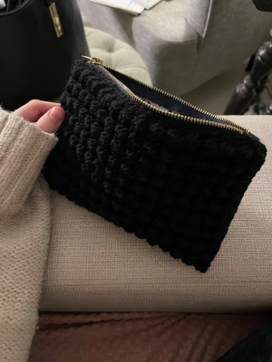 Virkad necessär  - Säljer denna söta necessären som jag själv virkat och sytt. Perfekt att ha smink eller smycken i. Dragkedjan är lite seg men går att öppna och stänga. 