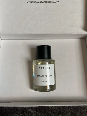 ESSNCE Carashmellow Eau de Parfum - ESSNCE – carashmellow parfym. Sprejad få gånger men aldrig använd. Perfekt kondition💕