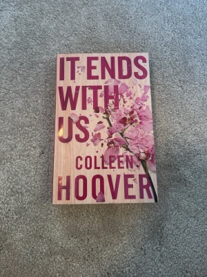 It Ends With Us - Colleen Hoover  - En gripande roman om kärlek, relationer och att våga stå upp för sig själv. Perfekt för dig som gillar starka känslor och dramatiska berättelser. Omslaget har en modern design med rosa blommor, vilket gör boken extra tilltalande för unga vuxna.