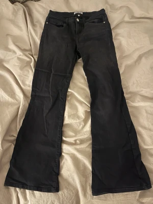 Svarta bootcut jeans från ONLY - Säljer ett par svarta jeans från ONLY i storlek S/30. Modellen har bootcut-ben och klassisk femficksdesign med knapp och dragkedja framtill. Materialet är mjukt och stretchigt jeans-tyg. 🖤