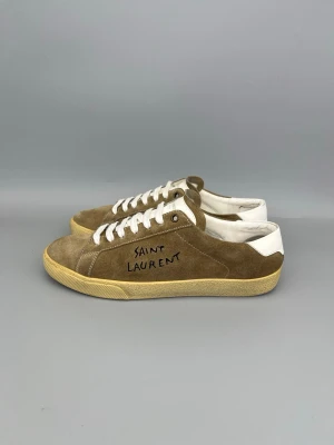 Saint Laurent SL/06 Sneaker Beige - • The shoes have been gently used and are in really good condition  • Size: 41 (fits 41.5–42)  • Color: Beige  • Retail price: 7200 SEK / 650€  • No accessories 