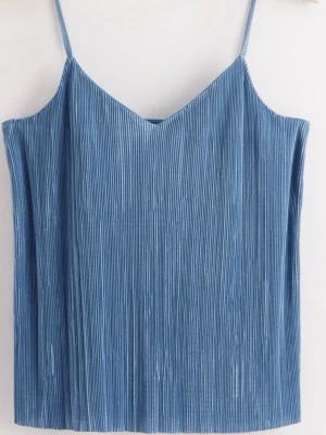 Blå plisserad linnetopp från Lindex stl S - Säljer en blå plisserad linnetopp från Lindex med tunna axelband och v-ringad hals. Toppen har en lös passform och är tillverkad i ett glansigt, lätt material som ger en snygg struktur. Perfekt att styla med jeans eller kjol för en fräsch look. Aldrig använd dock tvättad en gång :)