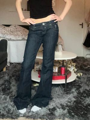 Low waist jeans  - Jätte snygga low waist jeans med design på bak fickorna. Har sprätt ner de så de blir längre. Jag är 175 o de sitter helt perfekt i längden 💕 vet ej vilket märke